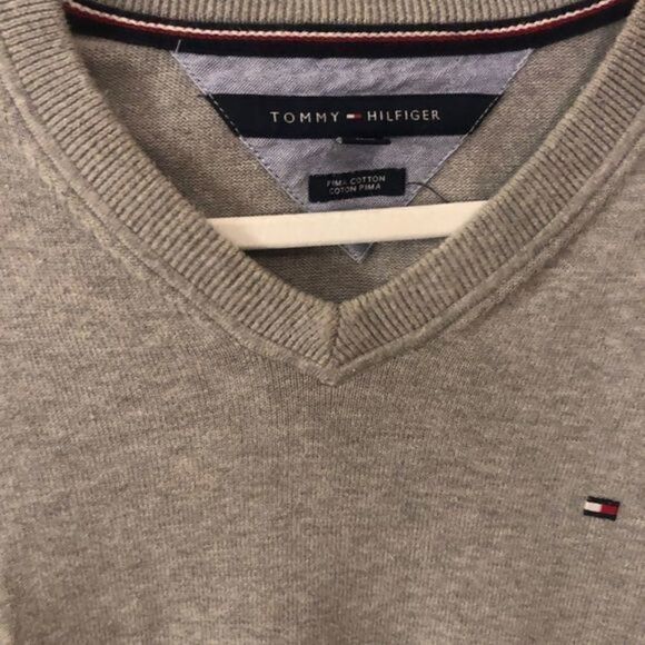 Tommy Hilfiger Mens V-neck Heather Grey Pullover Knit Sweater Size Medium - Picture 3 of 4